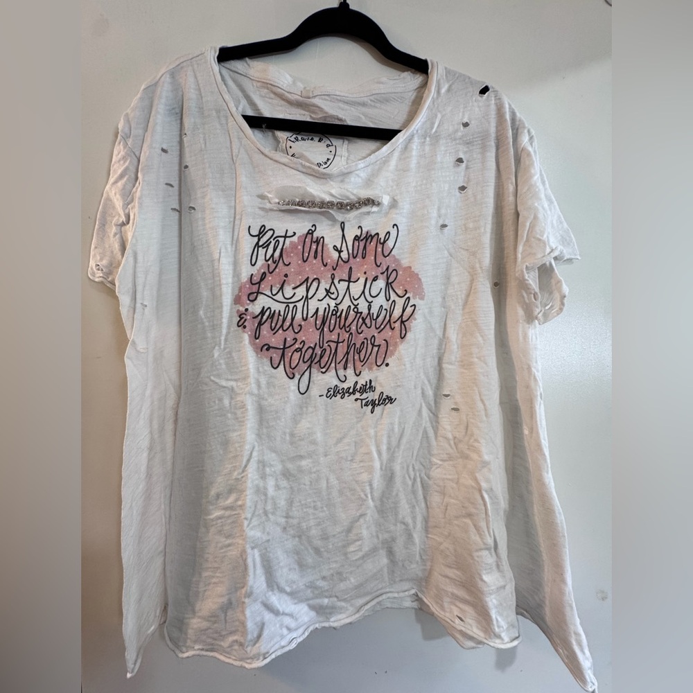 A Rare Bird Casual White Graphic Tee with Lipstick Design